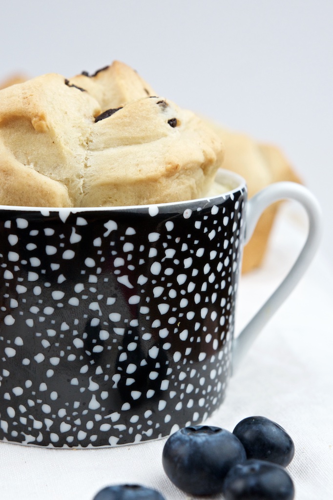 Brioche mit Schokolade, Vanillepudding und Früchten (Werbung) - | Pinkepank