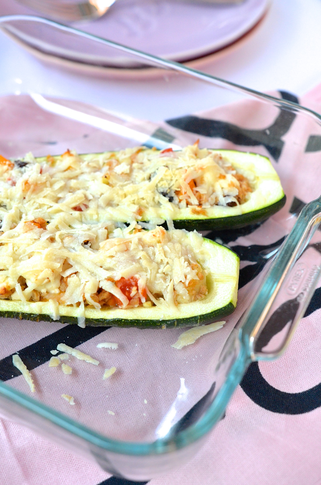 Rezept für vegetarisch gefüllte Zucchini mit Rosinen, Feta und Joghurt Dip