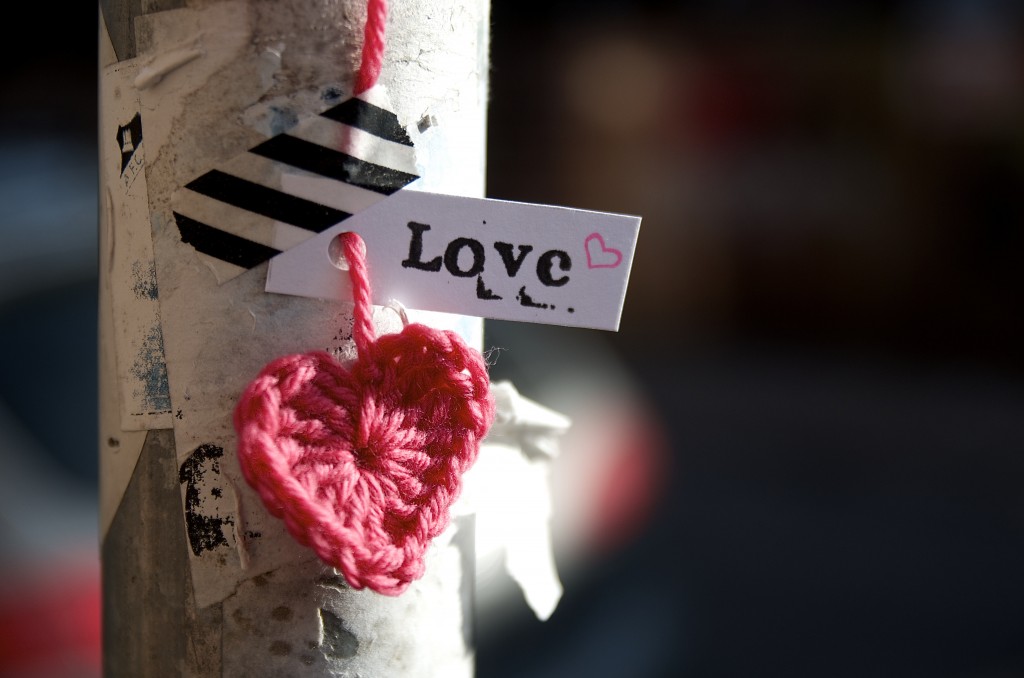 Valentine's Yarn bombing - DIY gehäkelte Herzen zum Valentinstag für meine Hood