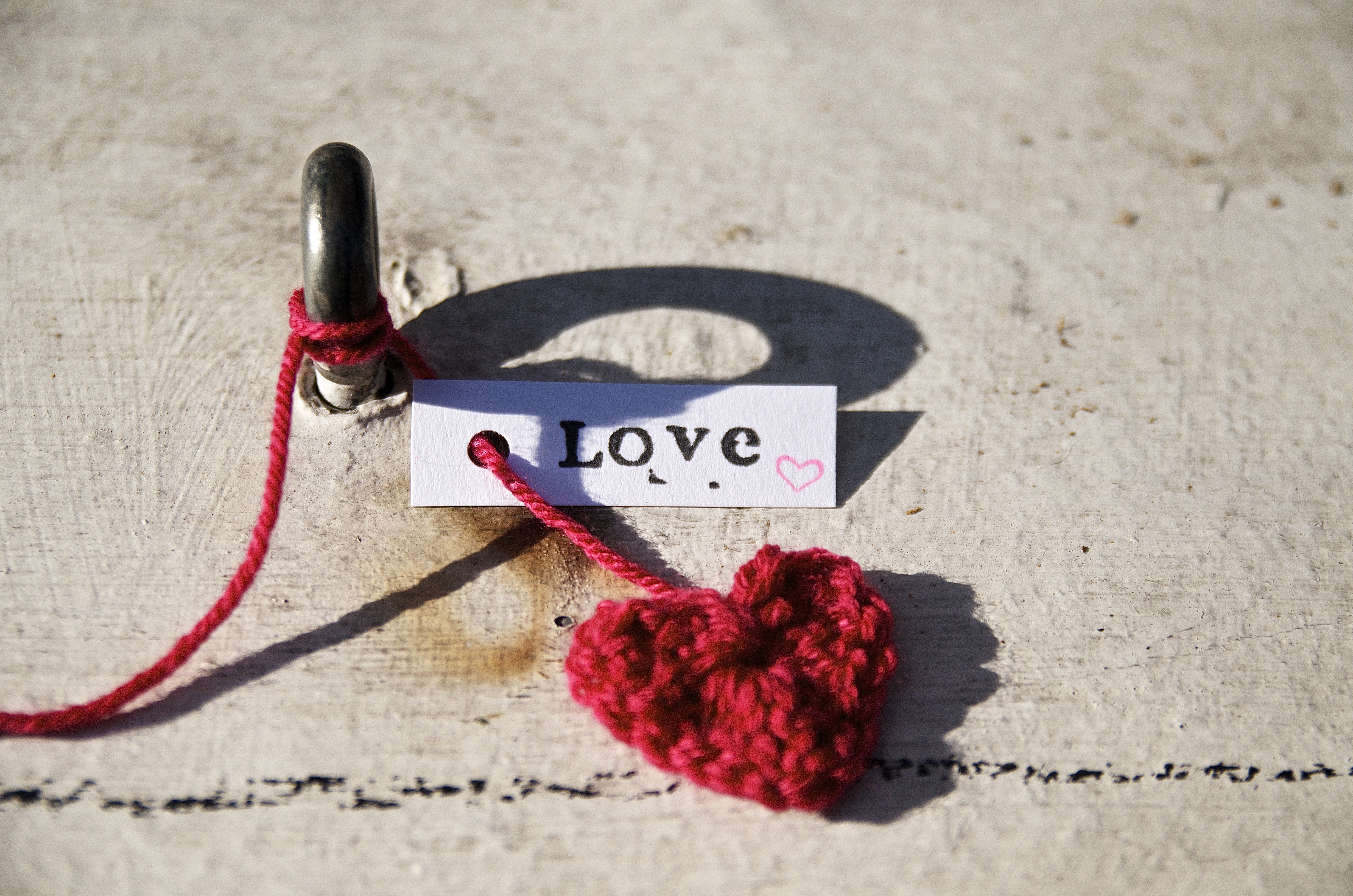 Valentine's Yarn bombing - DIY gehäkelte Herzen zum Valentinstag für meine Hood