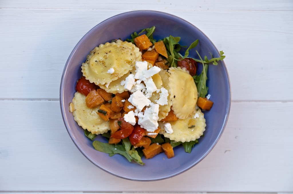 Ravioli mit Süßkartoffeln, Tomaten und Rucola