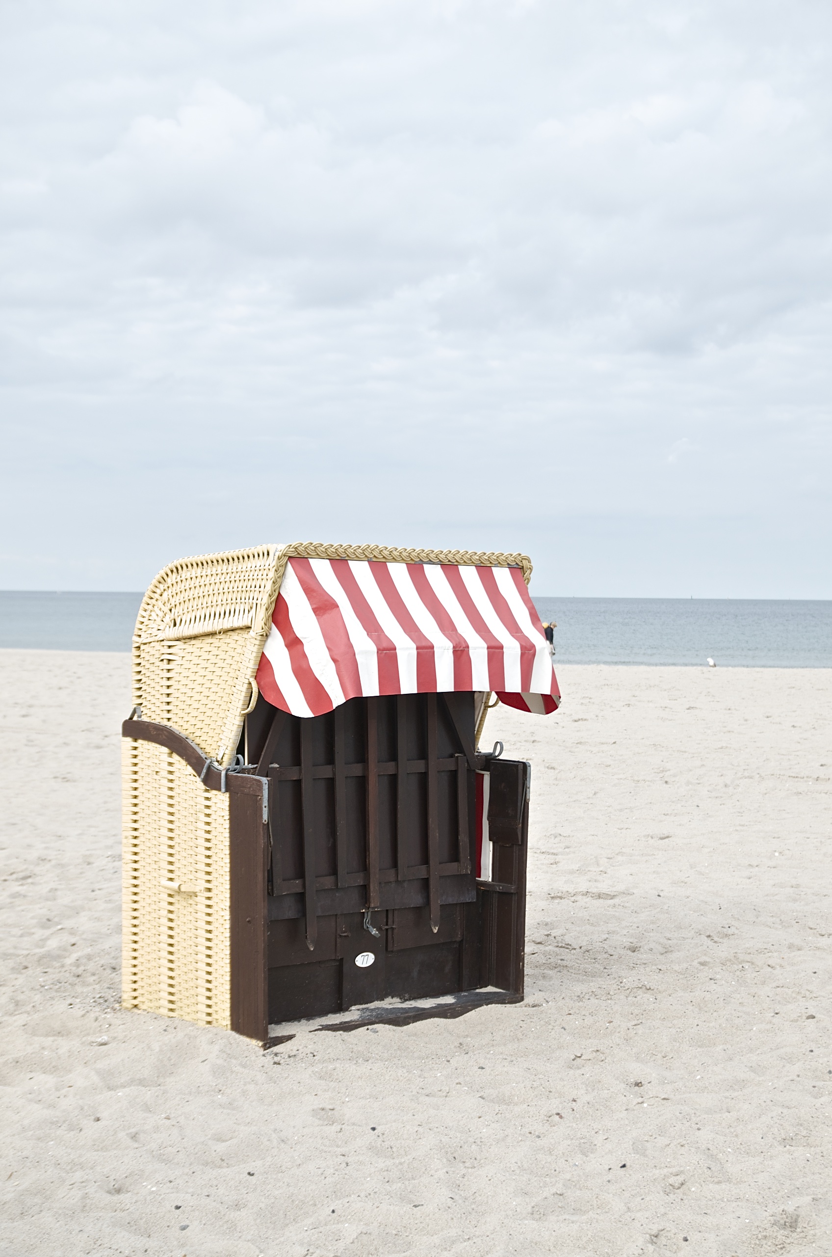 (K)Ein Tag am Meer,Strankorb am Strand in Travemünde,rot-weiß-gestreift,Sand,Himmel,Wolken