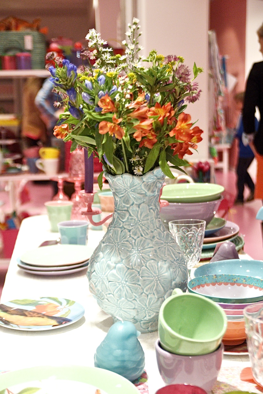 Rice Showroom Bloggertreffen gedeckter Tisch mit Blumenstrauß