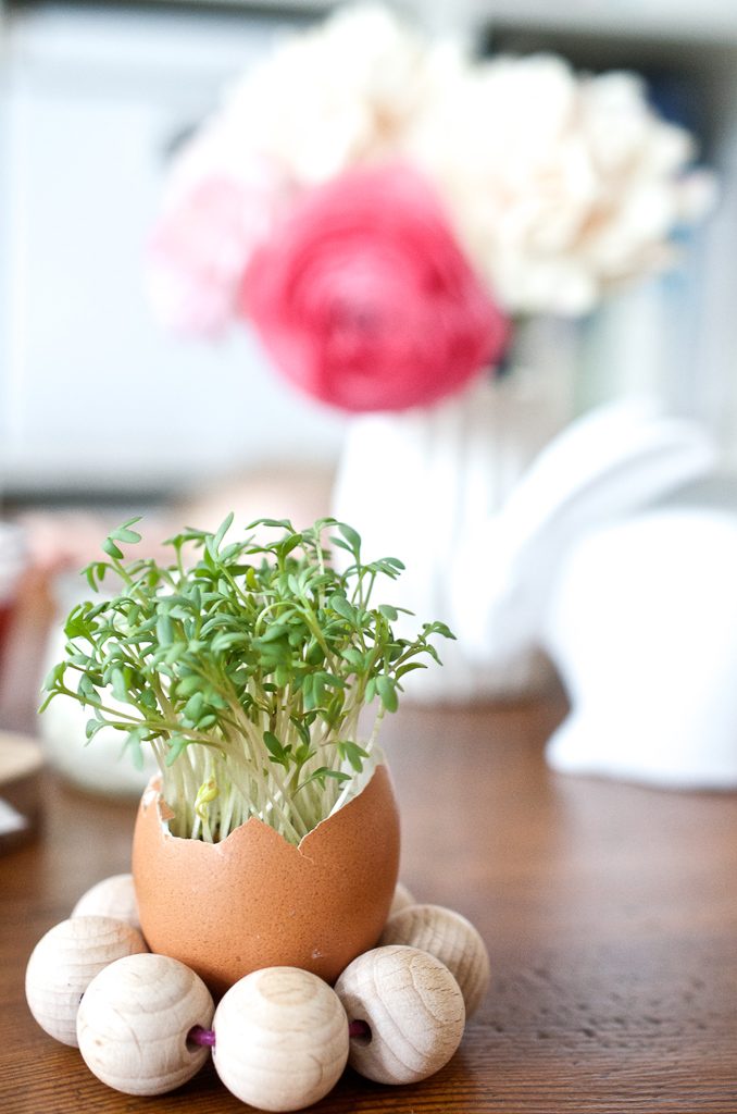 Oster-Ei mit Kresse - natürliche Tischdecke für den Oster-Brunch und schnelle DIY Idee für Eierbecher aus Holzkugeln