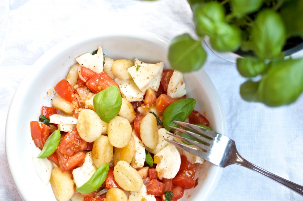 Gnocchisalat mit Mozzarella und Tomaten 1