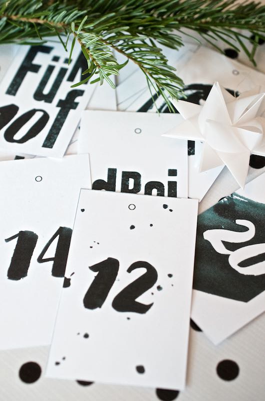 Adventskalender Typografie Small Caps Free Printable schwarz weiß Zahlen Tags