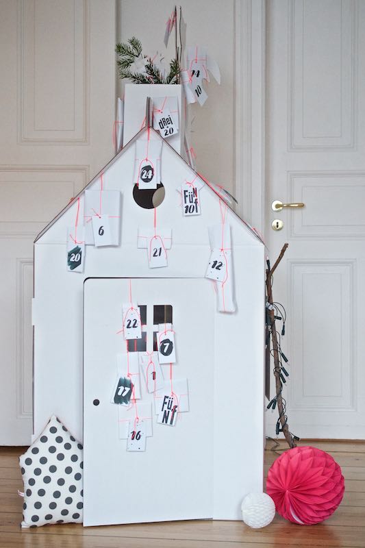 DIY Adventskalender für Kinder aus einem Spielhaus aus Pappe