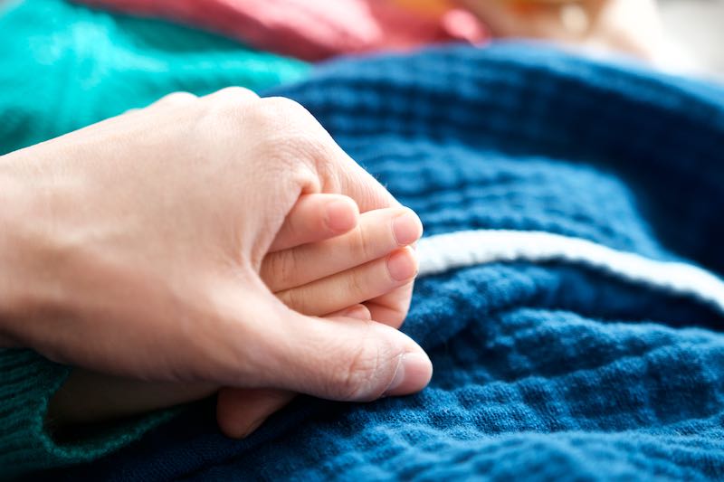Regretting Motherhood. Overkill und die Frage- Muss das sein? Holding Hands | Pinkepank