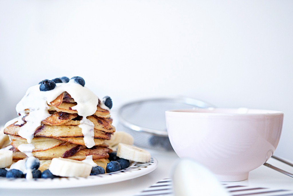 Blaubeer-Joghurt-Pancakes mit Vanille-Schmand | Pinkepank