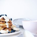 Blaubeer-Joghurt-Pancakes mit Vanille-Schmand | Pinkepank