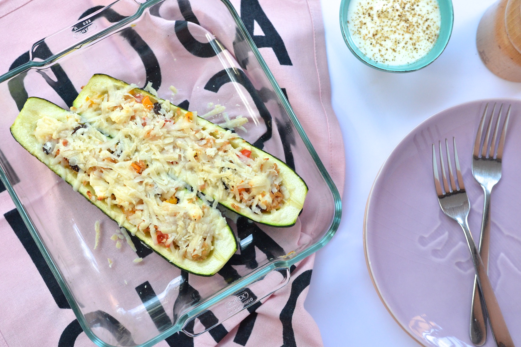 Rezept für vegetarisch gefüllte Zucchini mit Rosinen, Feta und Joghurt Dip