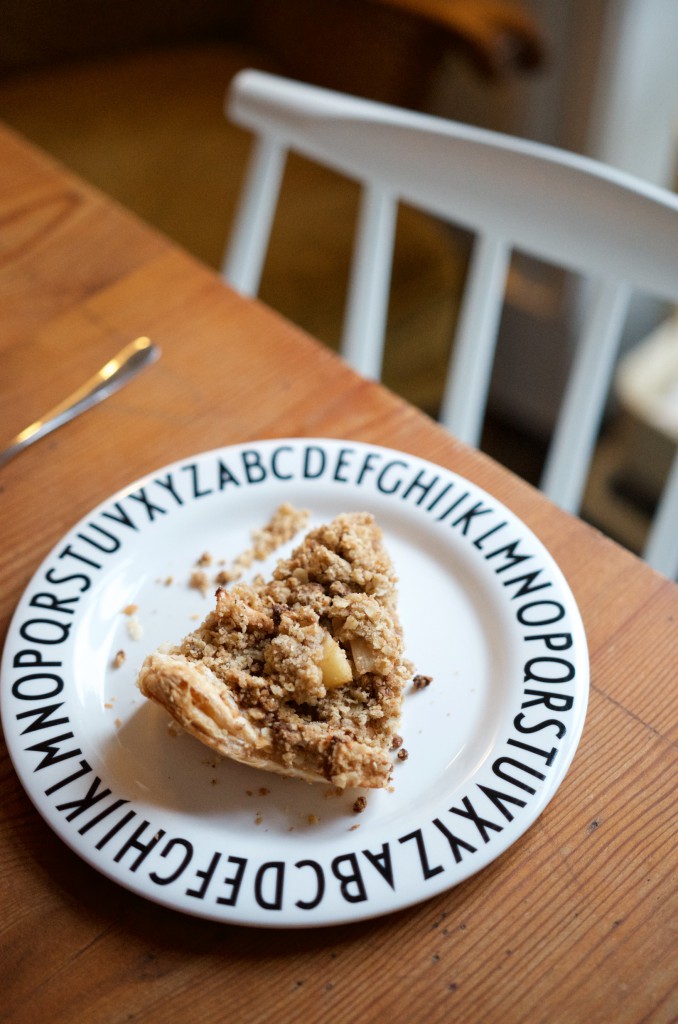 Apple Crumble auf dem Küchentisch