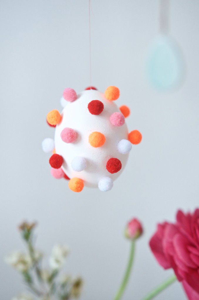 Ostereier mit Mini Pom Poms - Schnelles DIY zu Ostern