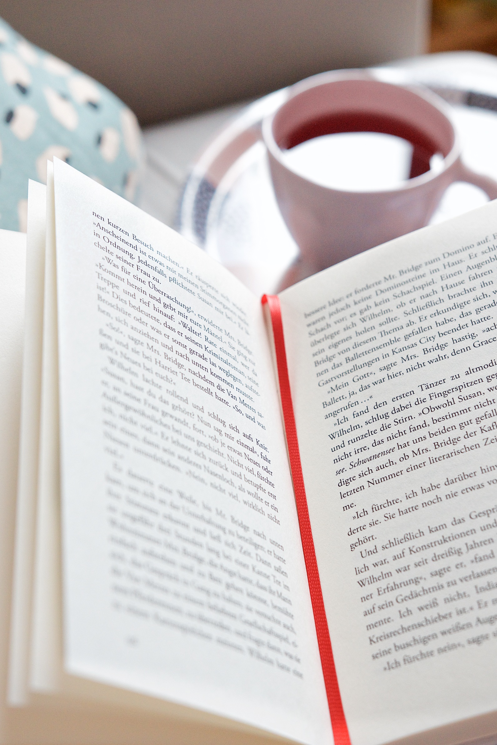 Mit Buch und einer Tasse Tee auf dem Sofa | Bücher, meine große Liebe