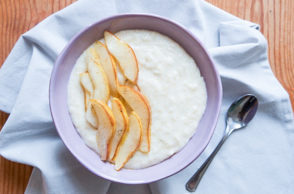 Dinkel Grießbrei mit Vanillebirnen zum Frühstück