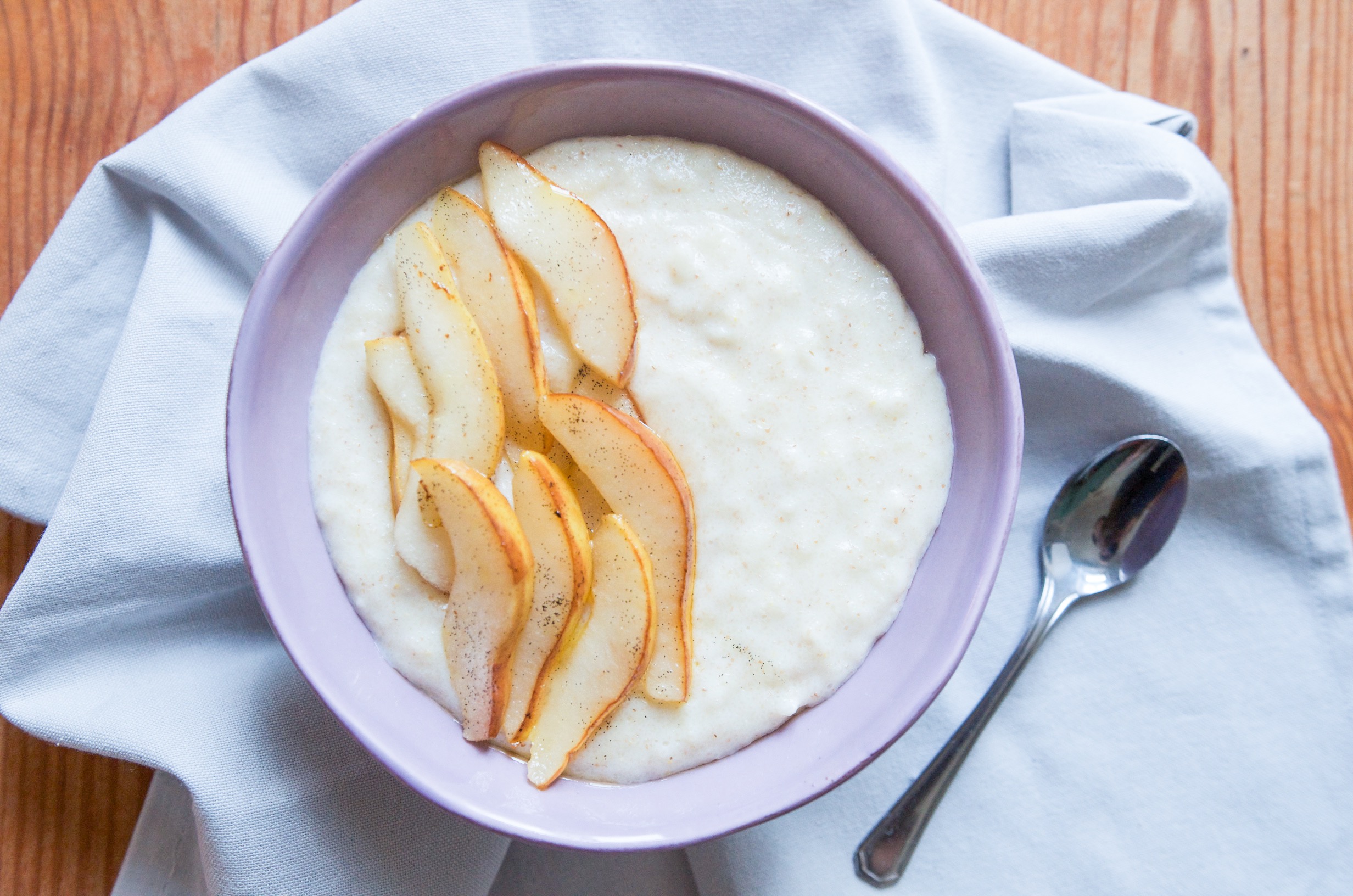 Frühstück mit Grießbrei aus Dinkelgrieß mit Vanillebirnen.