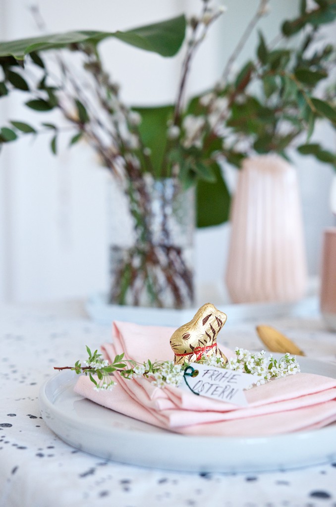 Zarte Tischdeko für den Osterbrunch mit kleinem Animal Print Goldhasen von Lindt