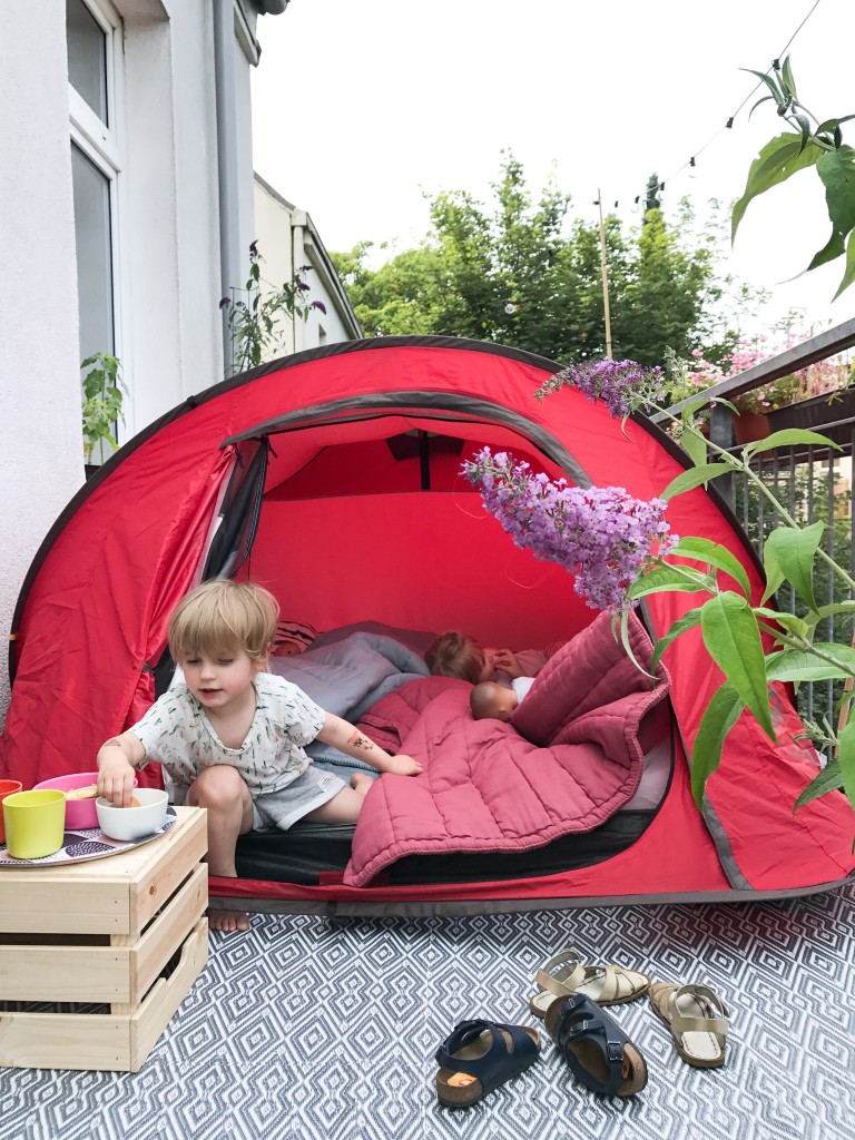 Ein Outdoor Teppich vor dem Zelt auf dem Balkon