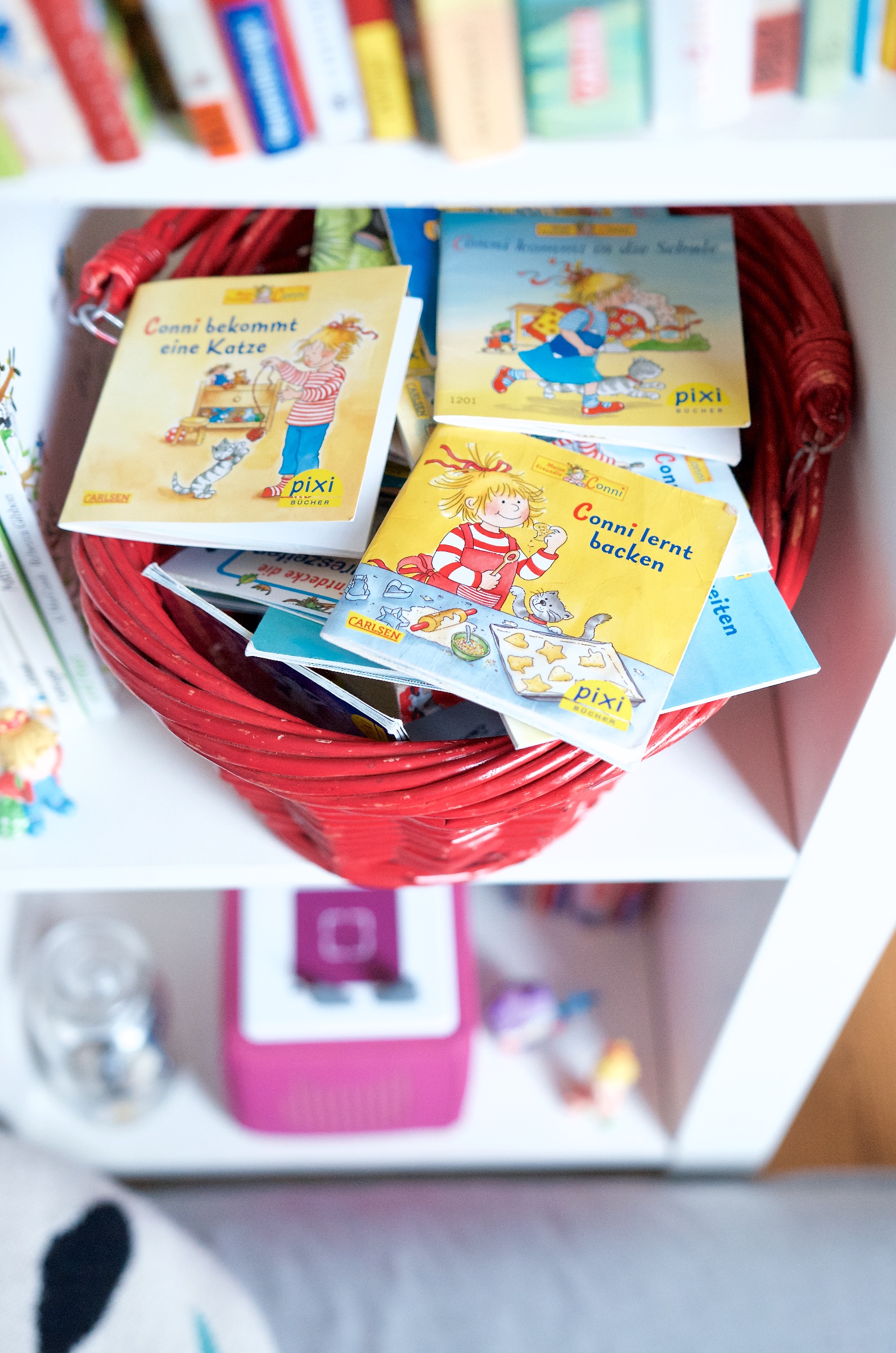 Conni Pixi Bücher im Bücherregal im Kinderzimmer