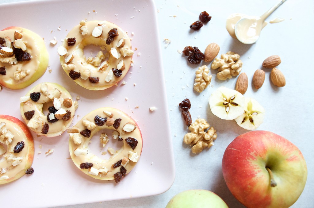 Gesund und lecker - Nachmittagssnack für Kinder mit Apfel, Erdnussmus und Topping