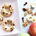 Gesund und lecker - Nachmittagssnack für Kinder mit Apfel, Erdnussmus und Topping