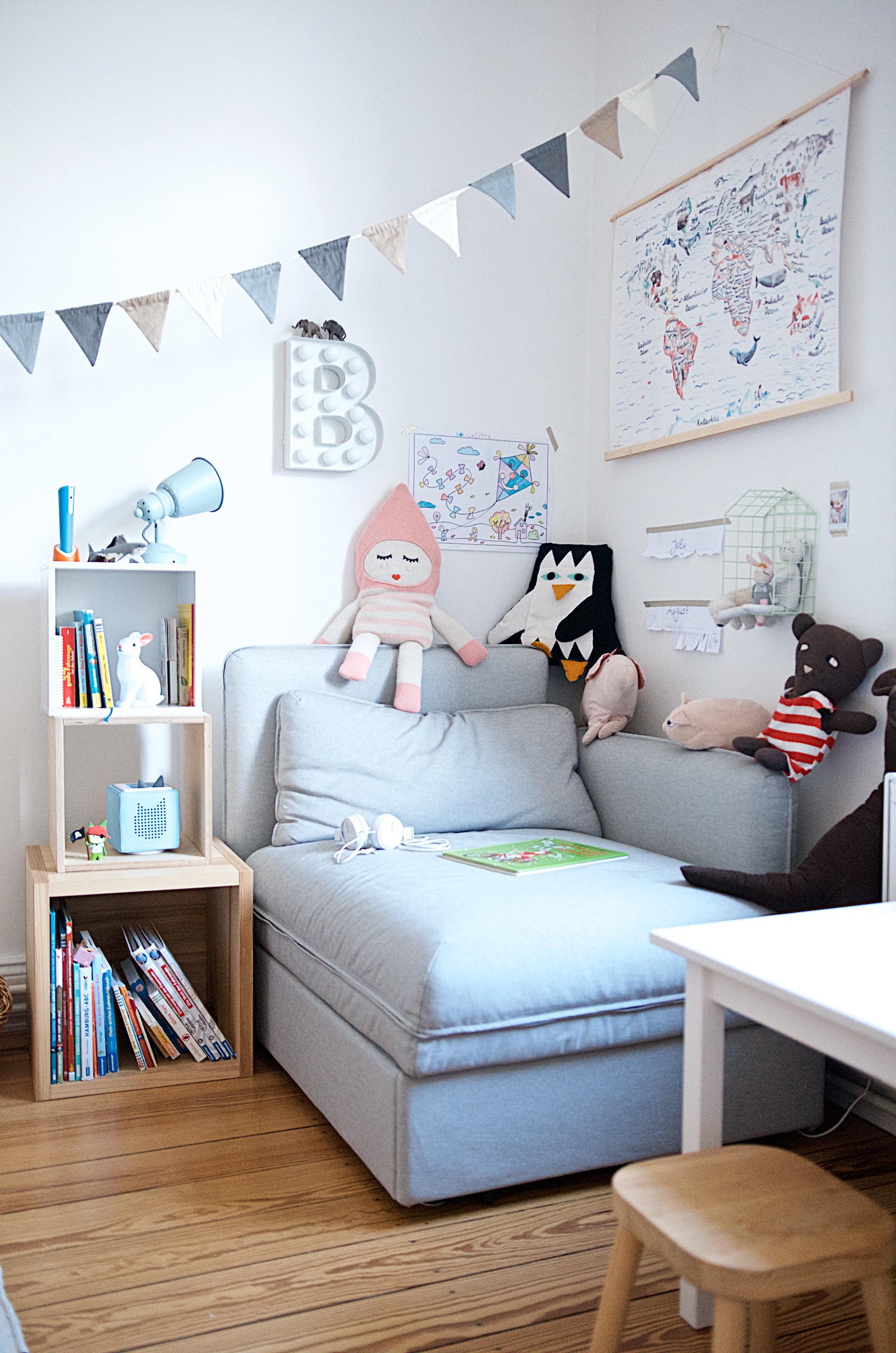 Lese- und Kuschelecke im Kinderzimmer mit Vallentuna Sofa von Ikea