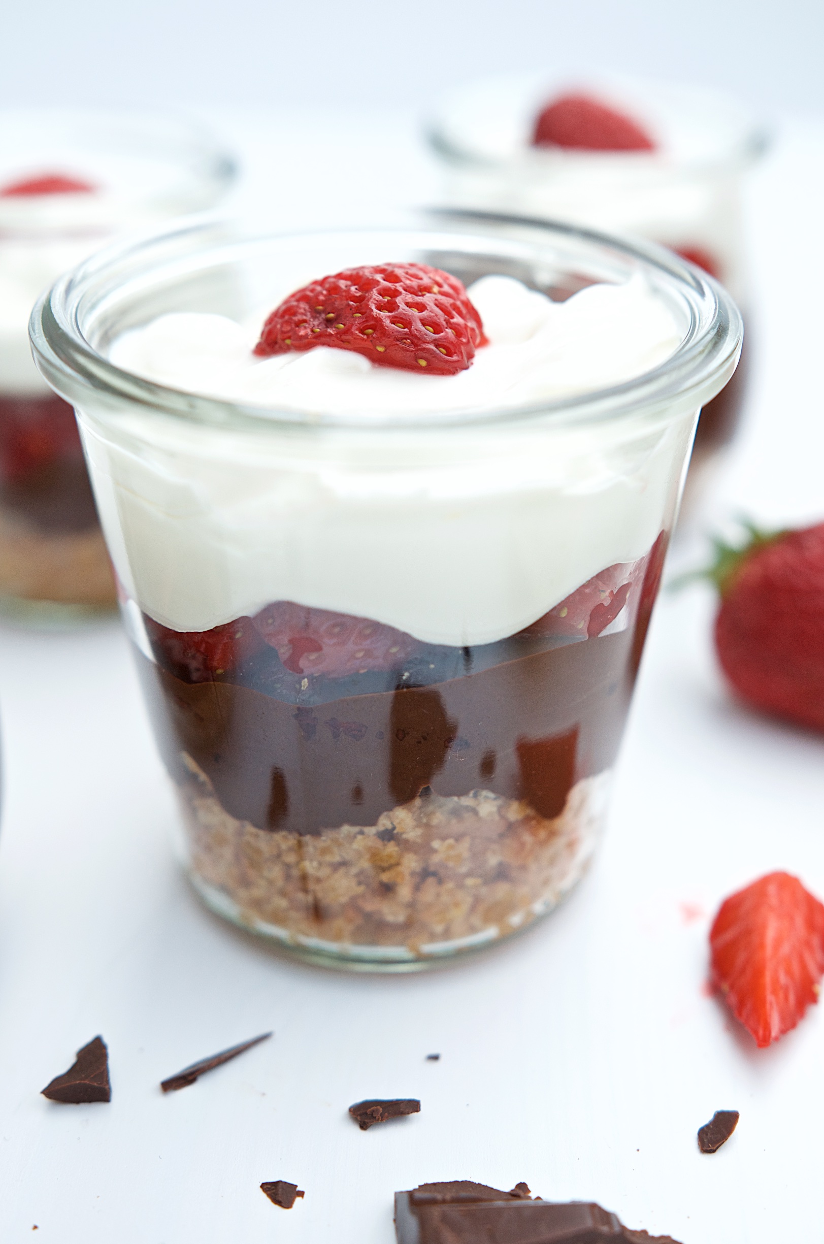Kekskrümelkuchen mit Schokolade, Erdbeeren und Frischkösecreme - der perfekte Geburtstagskuchen
