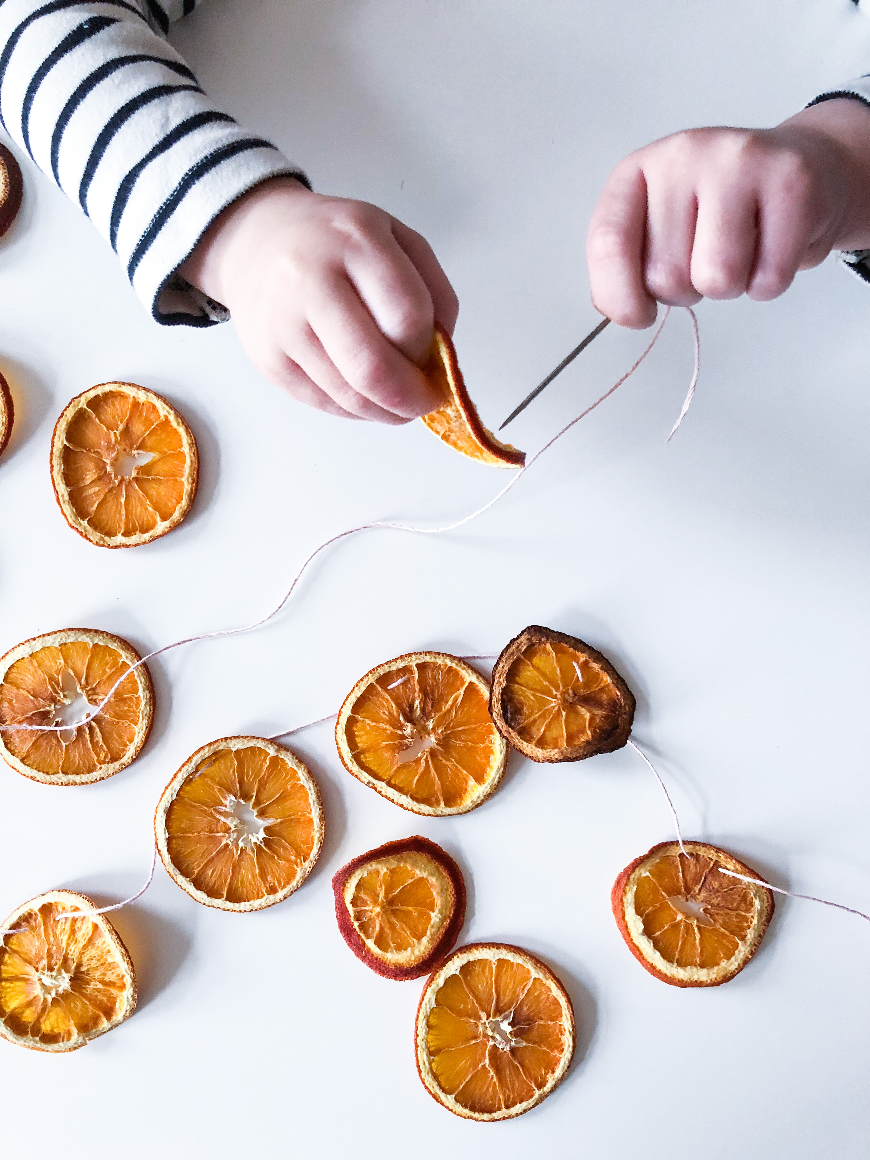 Weihnachts-DIY Girlande aus getrockneten Orangenscheiben