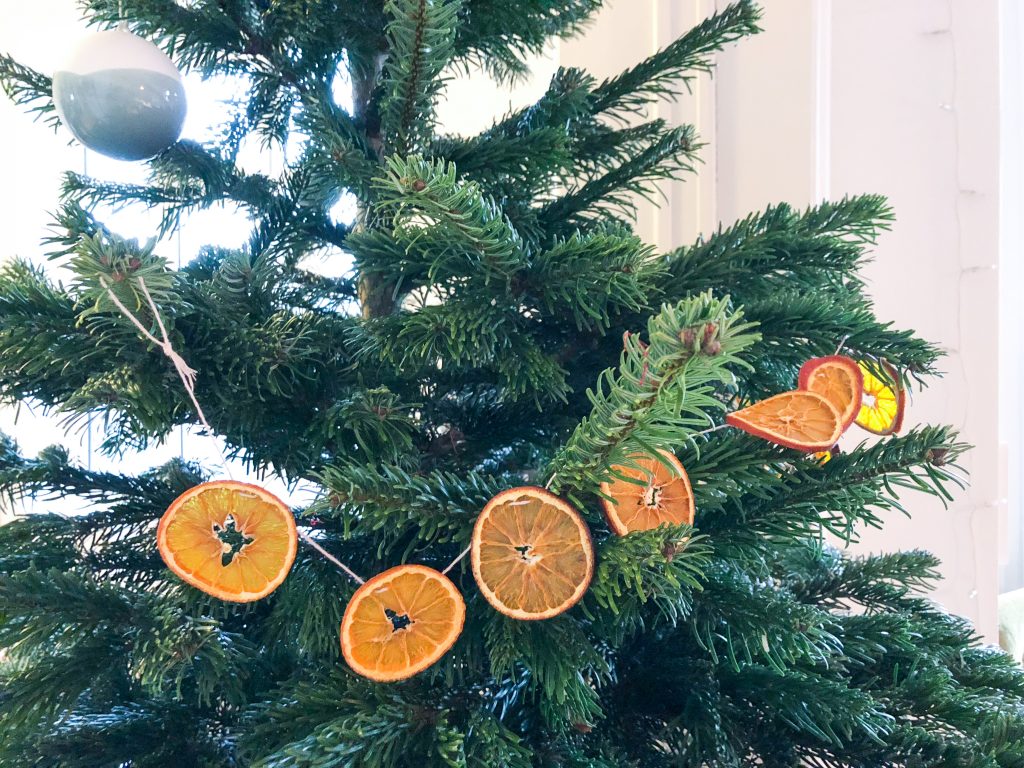 Weihnachts-DIY mit Kindern: Girlande aus getrockneten Orangenscheiben