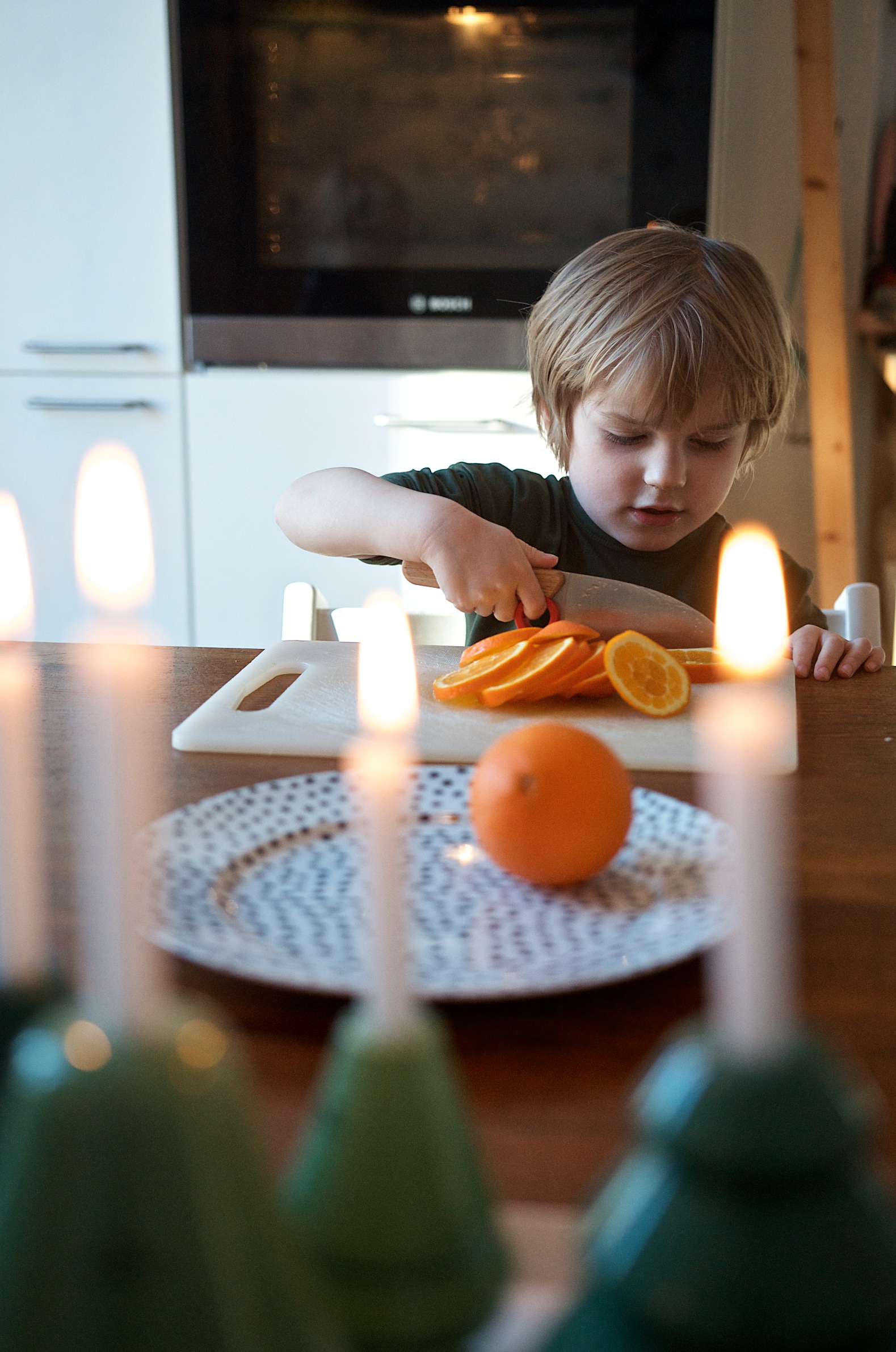 Weihnachts-DIY mit Kindern- Girlande aus getrockneten Orangenscheiben (2)