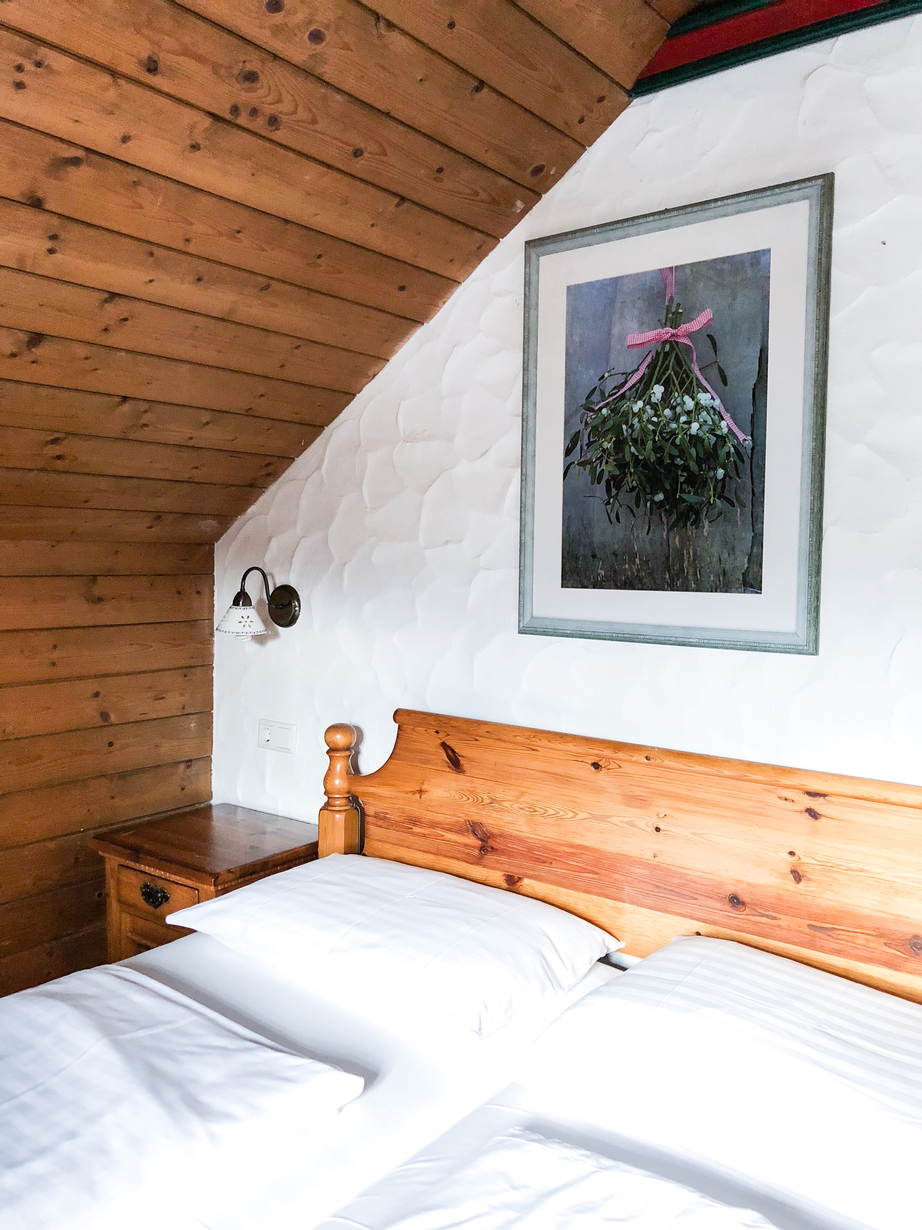 Schlafzimmer im Naturel Hoteldorf Schönleitn in Kärnten