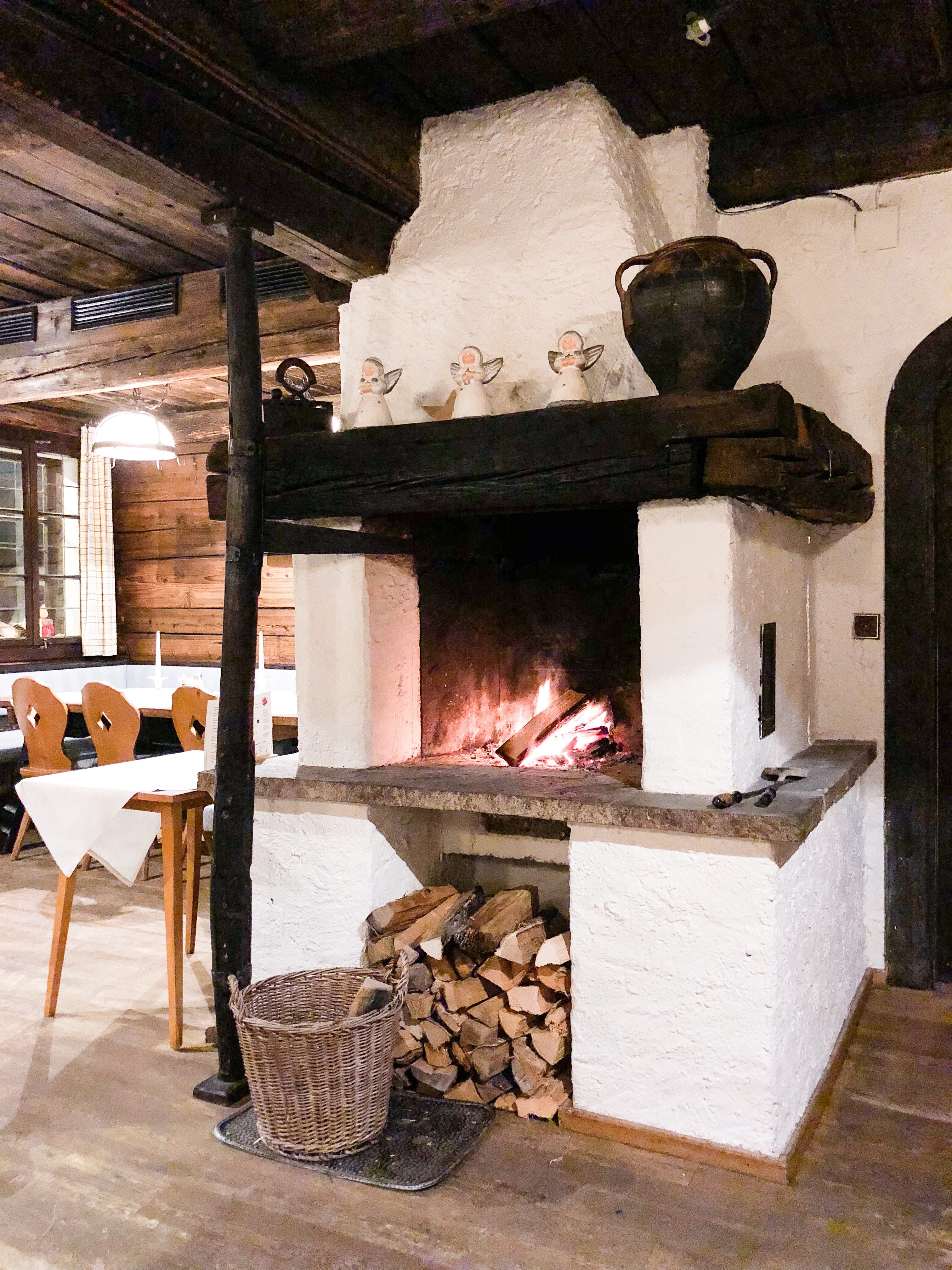 Knisterndes Kaminfeuer beim Abendessen im Naturel Dorfhotel Schönleitn