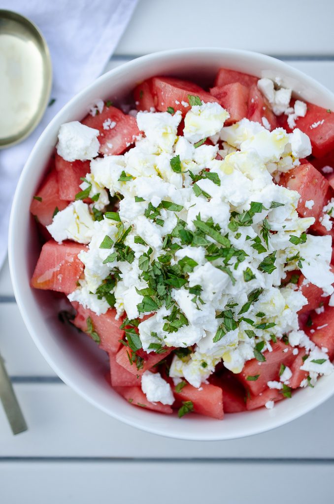 Rezept für Feta Melonen Salat mit frischer Minze - perfekt zum Grillen oder als Low Carb Salat