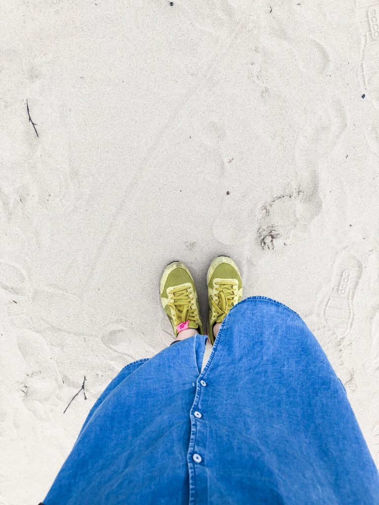 Sand unter den Füßen am Elbstrand in Hamburg, Outfit Nike Internationalists und Kleid von Armedangels