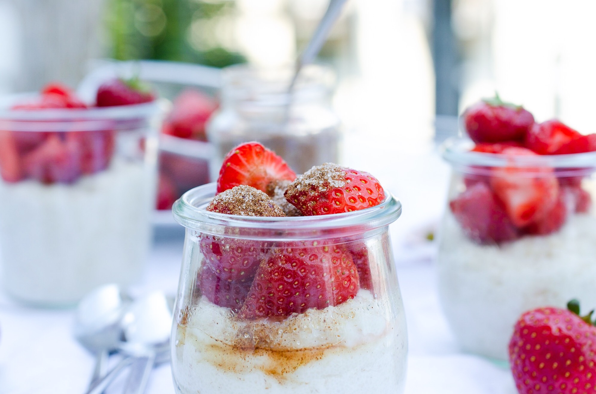 Grießbrei mit Erdbeeren und Zimt und Zucker -Frühstück, Dessert + Snack