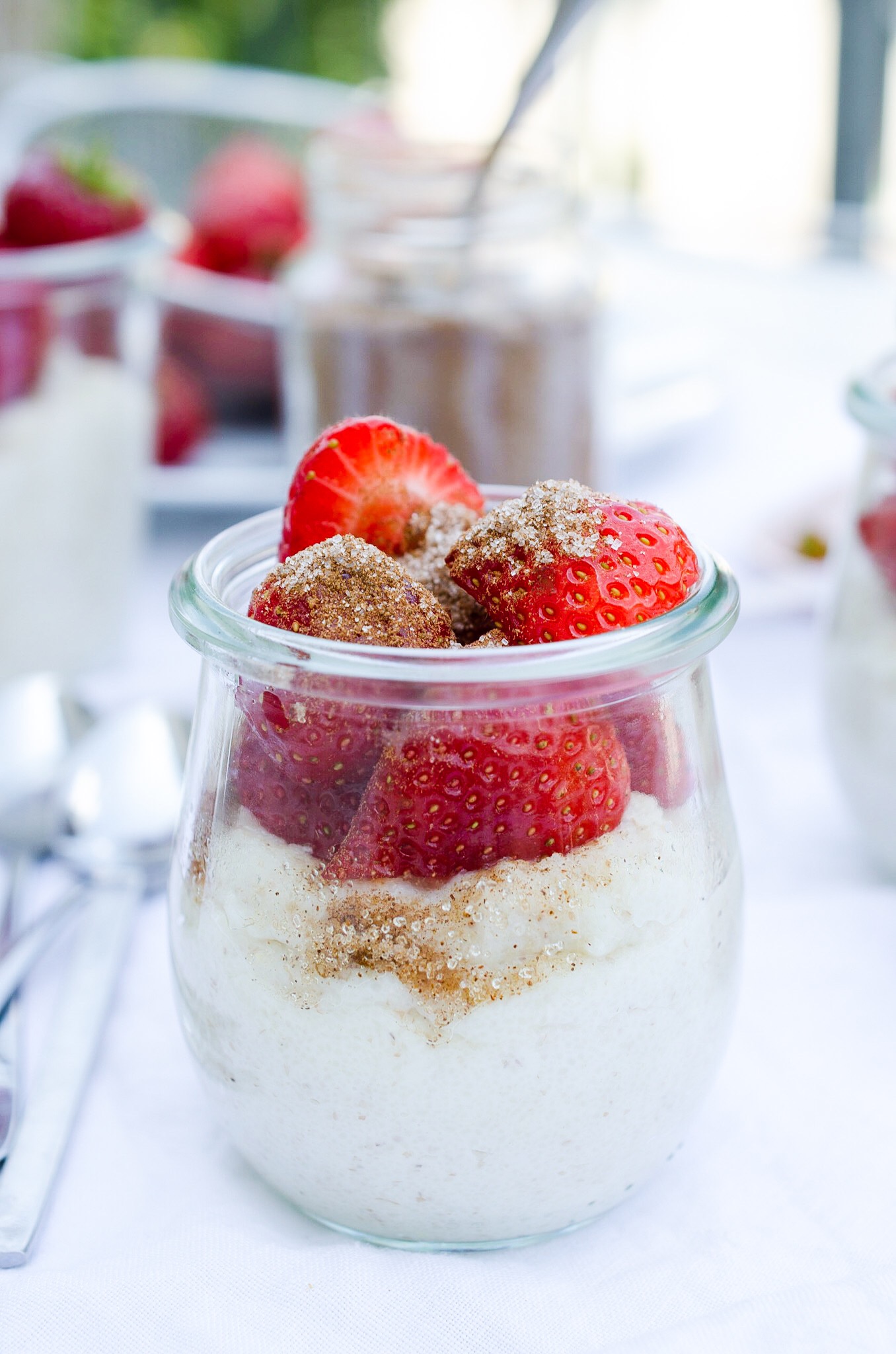 Grießbrei mit Erdbeeren und Zimt und Zucker -Frühstück, Dessert + Snack