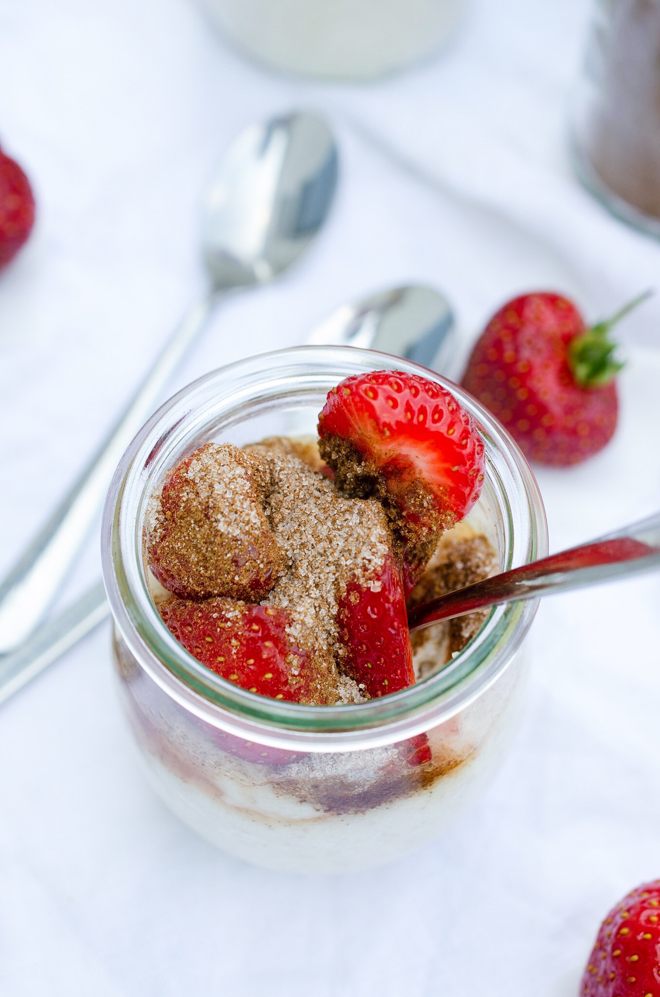 Grießbrei mit Erdbeeren und Zimt und Zucker -Frühstück, Dessert + Snack