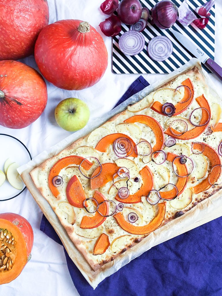 Flammkuchen mit Kürbis und Apfel