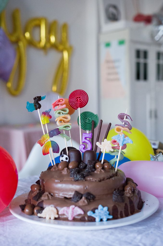 Schoko-Schock oder Schoko-Traum? Saftigster Schokokuchen als Basis für Candy Cake Geburtstagskuchen