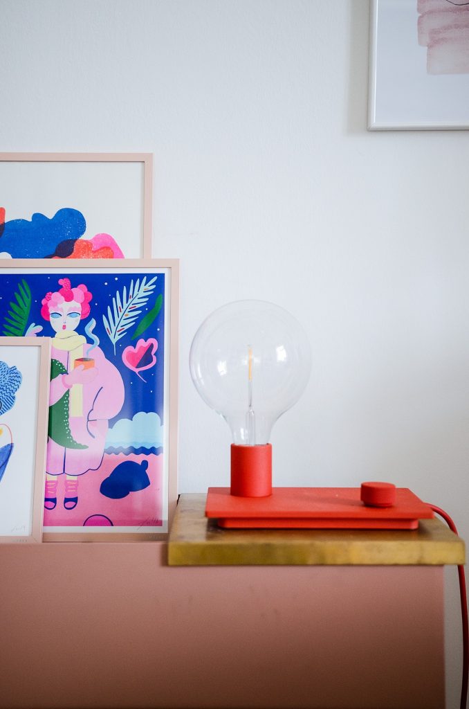 Muuto Control Tischleuchte - die perfekte dimmbare Lampe für gemütliche Sofastunden.