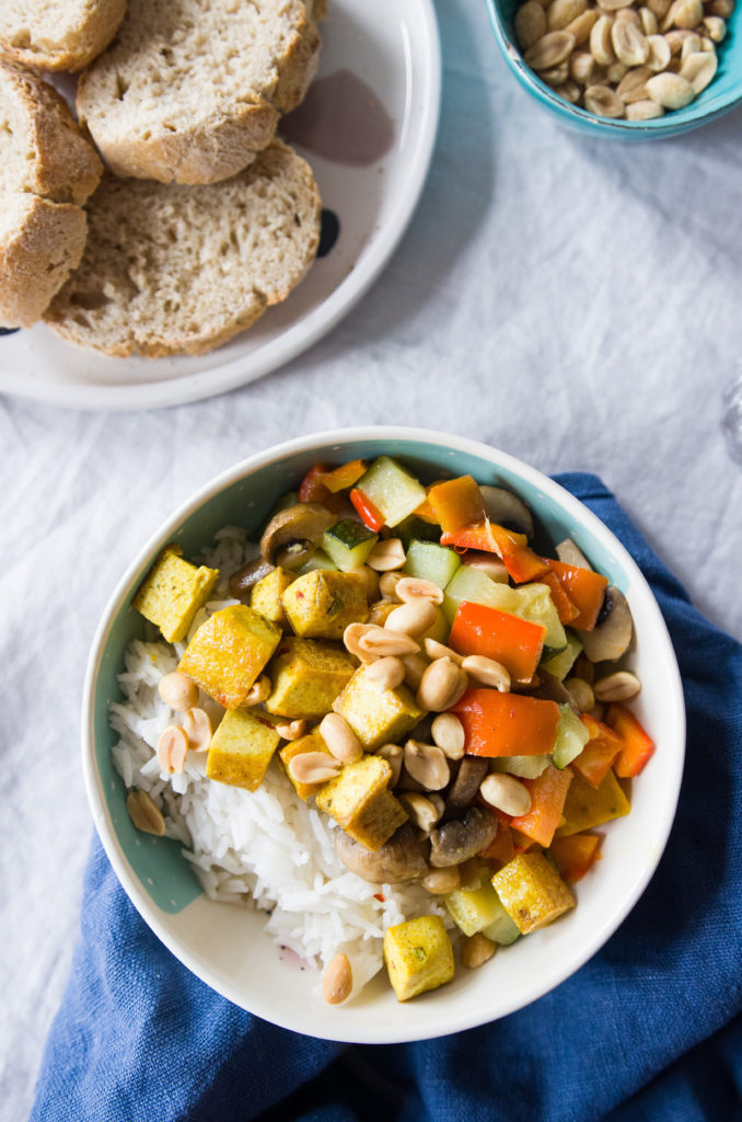 Rezept für Gemüsecurry mit Tofu und Erdnusstopping