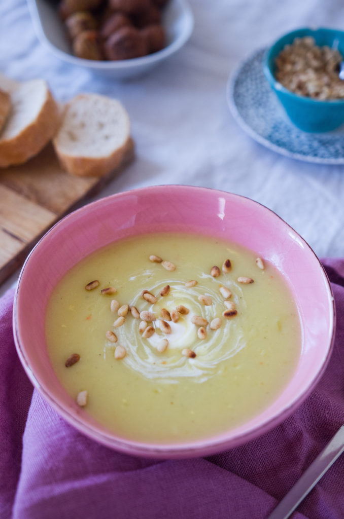 Rezept für Kartoffelsuppe mit Kokosmilch und gerösteten Pinienkernen