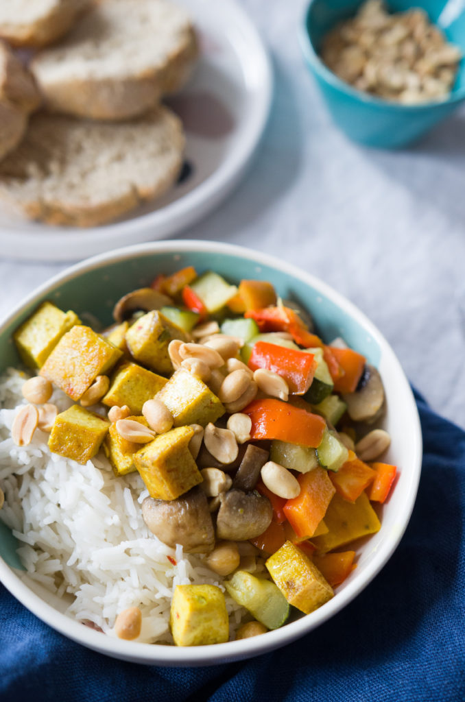 Rezept für Gemüsecurry mit Tofu und Erdnusstopping