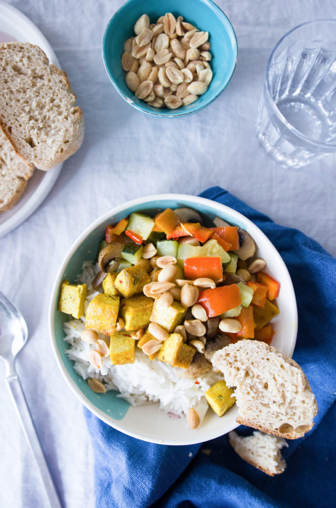 Rezept für Gemüsecurry mit Tofu und Erdnusstopping