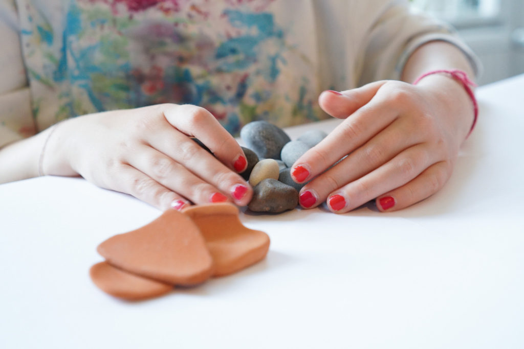 Ist das Kunst oder kann das weg? Mit DIY Magneten Kinderschätze in Szene setzen