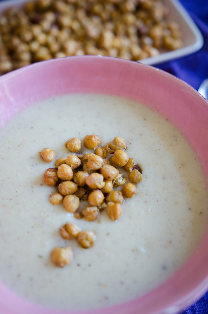 Rezept für Blumenkohlsuppe mit knusprigen Kichererbsen