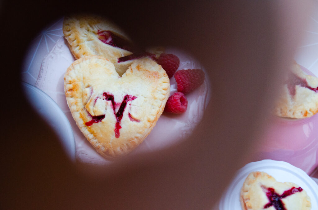 Herz Pies mit Vanillepudding Himbeeren Füllung zum Valentinstag