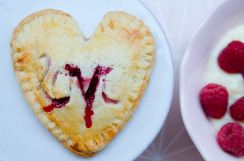 Herz Pies mit Vanillepudding Himbeeren Füllung zum Valentinstag