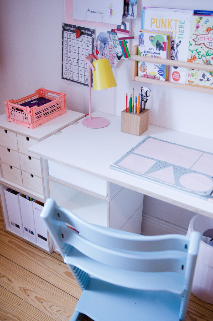 Kinderschreibtisch mit Ordnungshelfern, Schreibunterlage und Stokke TrippTrapp als Schreibtischstuhl