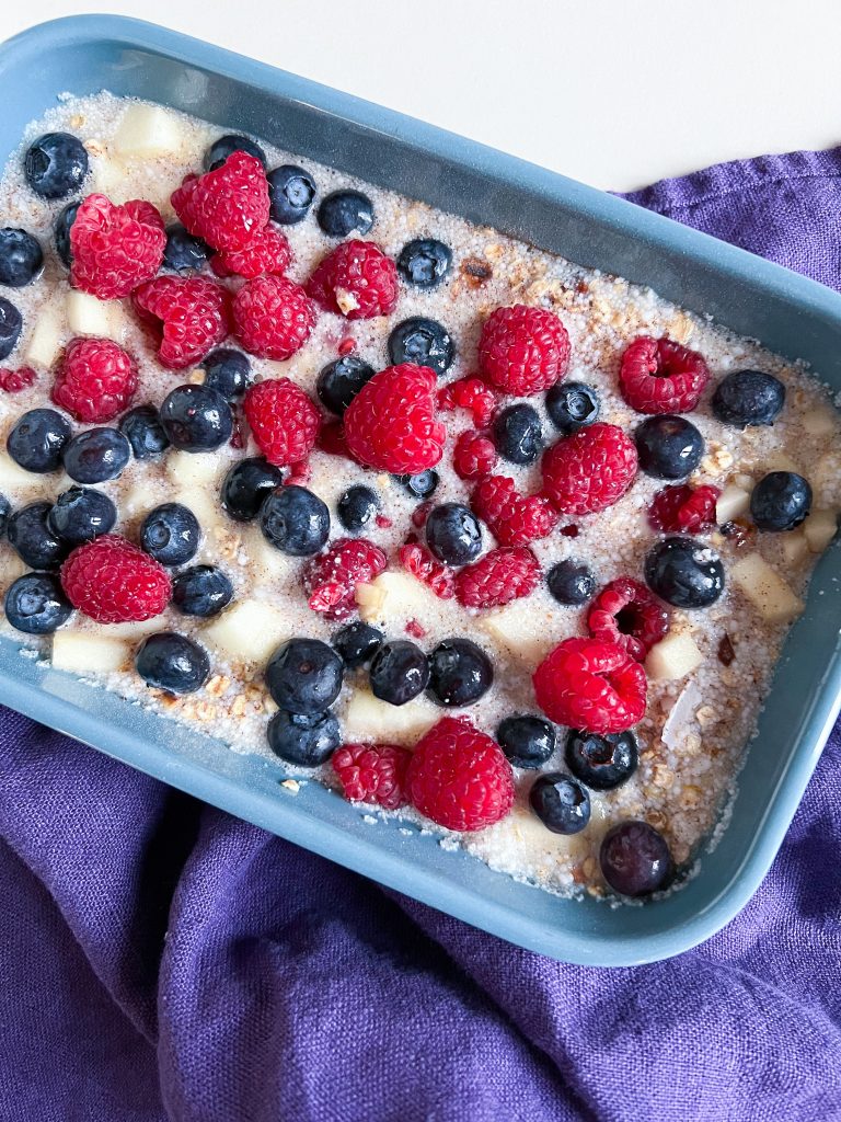 Baked Oatmeal. Leckeres, warmes Frühstück mit Haferflocken und Früchten 